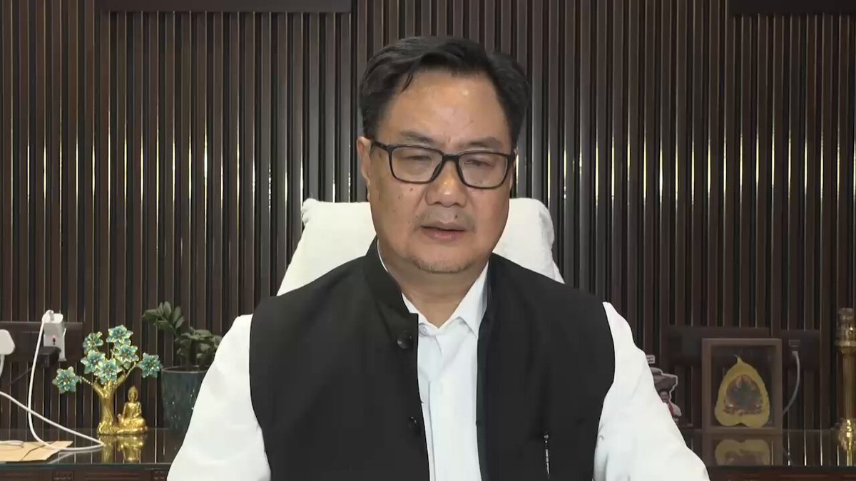 कांग्रेस पार्टी और राहुल गांधी को जो अपने बारे में कहना चाहिए, वो भाजपा के बारे में कह रहे हैं। कांग्रेस पार्टी वो भस्मासुर है, जिसके संपर्क में जो भी पार्टी आती है, वो भस्म हो जाती है। वो हम पर आरोप लगाते हैं, लेकिन कांग्रेस पार्टी को यह मालूम होना चाहिए कि TMC कांग्रेस से अलग हुई है और NCP भी कांग्रेस से अलग हुई है। लेकिन जो कांग्रेस बनी है, या जो अब कांग्रेस में आए हैं, वो कांग्रेस से ही अलग हुए हैं। तोड़ने और दूसरी पार्टियों को भस्म करने का काम कांग्रेस ही करती है। वो जो भाजपा पर आरोप लगा रहे हैं कि शिवसेना, TMC और NCP को भाजपा ने तोड़ा है, तो उन्हें यह समझ लेना चाहिए कि ये TMC और NCP कांग्रेस से अलग होकर ही बनी हैं। भाजपा लोकतांत्रिक पार्टी है, यह एक परिवार की पार्टी नहीं है। आज पीएम मोदी के नेतृत्व में भाजपा विश्व की सबसे बड़ी पार्टी बनी है। यह पार्टी किसी को तोड़कर नहीं बनी है। हमने कांग्रेस की तरह गंदा खेल खेलकर यह पार्टी नहीं बनाई है। यह पार्टी काम करके आज दुनिया की सबसे बड़ी पार्टी बनी है। - श्री Kiren Rijiju