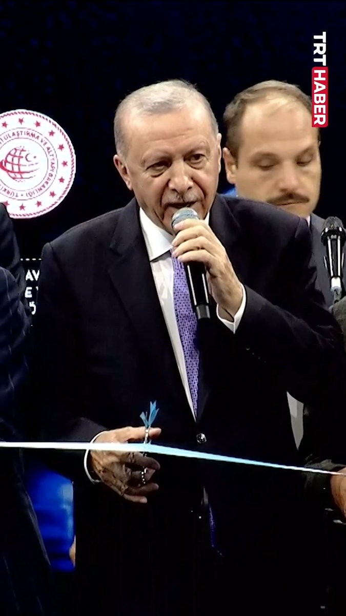 Cumhurbaşkanı Erdoğan, İstanbul Havalimanı’nın 4. ana pistinden kalkan ilk uçağın pilotlarıyla konuşarak kalkış onayı verdi.