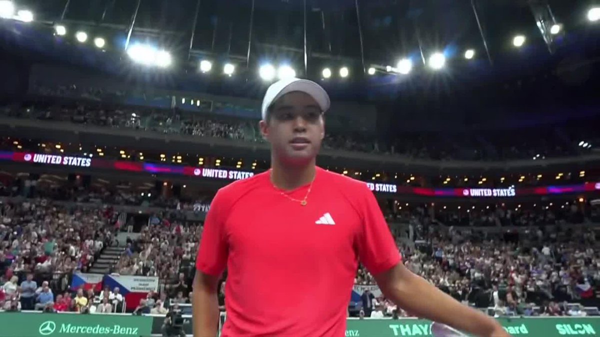 Davis Cup debut win ✅ Learner Tien gets the job done, winning in straight sets, 6-2, 6-4 🇺🇸 #DavisCup