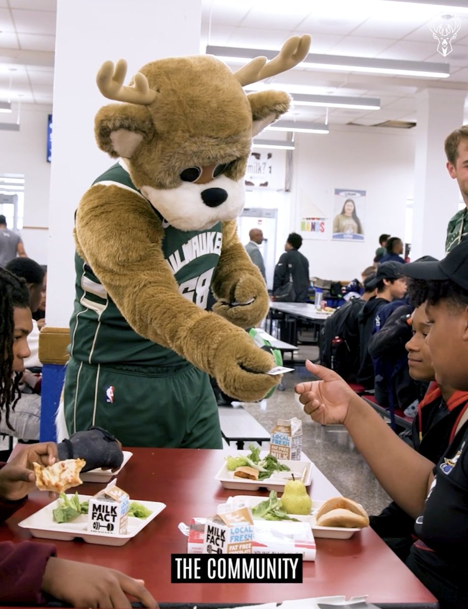 Kel’el Ware, Kasparas Jakučionis, Jaime Jaquez Jr., and Taylor Jenkins stopped by Pulaski High School to surprise the students of Lincoln Avenue Elementary that were displaced after their school was destroyed by a fire earlier this summer. 📚💚