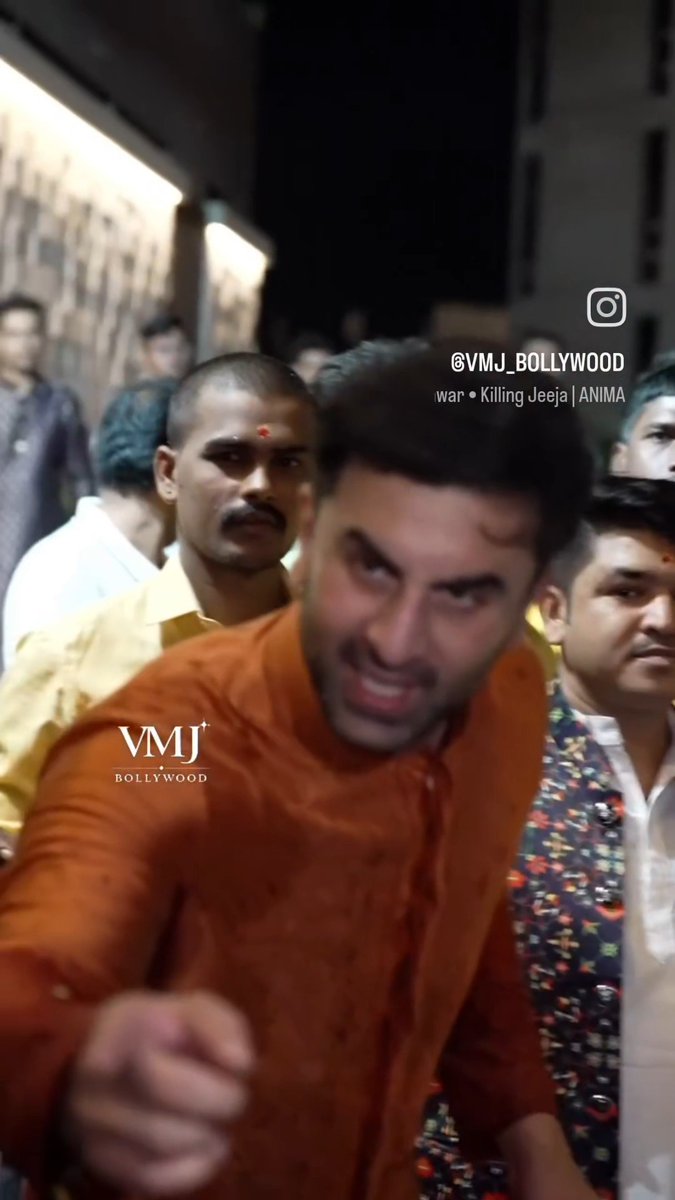 Ranbir Kapoor looses his control over paps. Neetu ji had to come to calm him down.