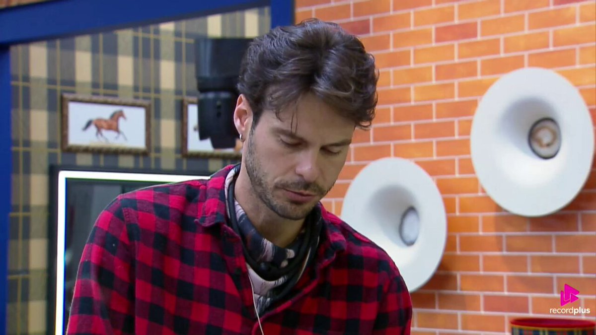Darlin: "Eu até falei pro Serginho ontem que eu ia defender ele, mas eu também não sei se o Serginho vai me defender." Serginho: "Ah, eu estou procurando não pensar muito nessas coisas..." Darlin: "Pronto, ele já me disse que n vai." #AFazenda