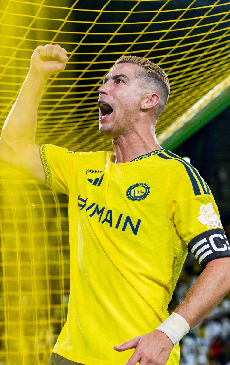 في عمر الـ41 عامًا.. يسجّل، ويقدّم هذا الأداء، ويحصد جائزة رجل المباراة في لقاء #النصر_أبها 🎖️ كريستيانو رونالدو: 🐐