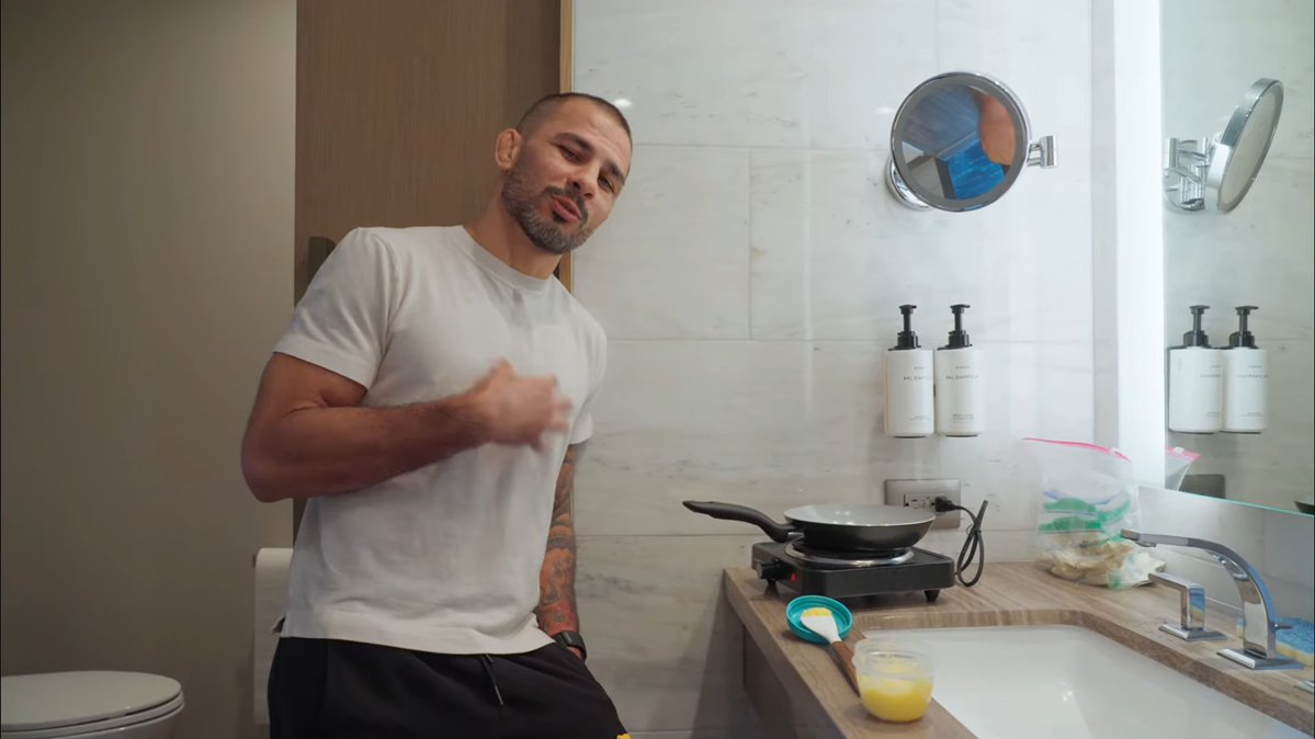 Pantoja cooks his food in the hotel room bathroom. 😅 🗣“The UFC make the whole diet for us but I prefer eat food from my wife because feed my soul and it's comfortable you know.” 📽 Via (UFC)🔹️