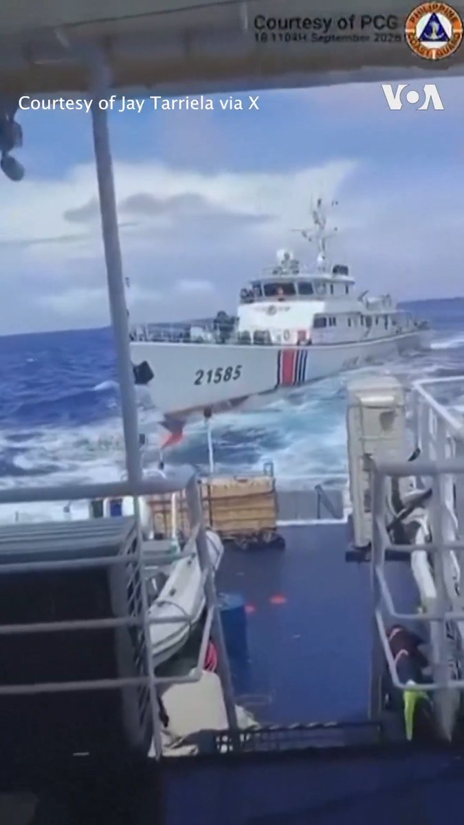 【菲中船只再碰撞】 菲律宾海岸警卫队表示,一艘中国海警21585号船9月18日在南中国海离巴拉望省海岸约100公里的海域,撞击了一艘正在执行补给任务的菲律宾船只,造成其栏杆和甲板结构受损,但没有人员受伤。这是中菲两国在争议海域发生的最新一起对峙。 菲方公布了现场视频,并指控中方故意撞击。 中国海警随后回应称,有关责任完全在菲方。