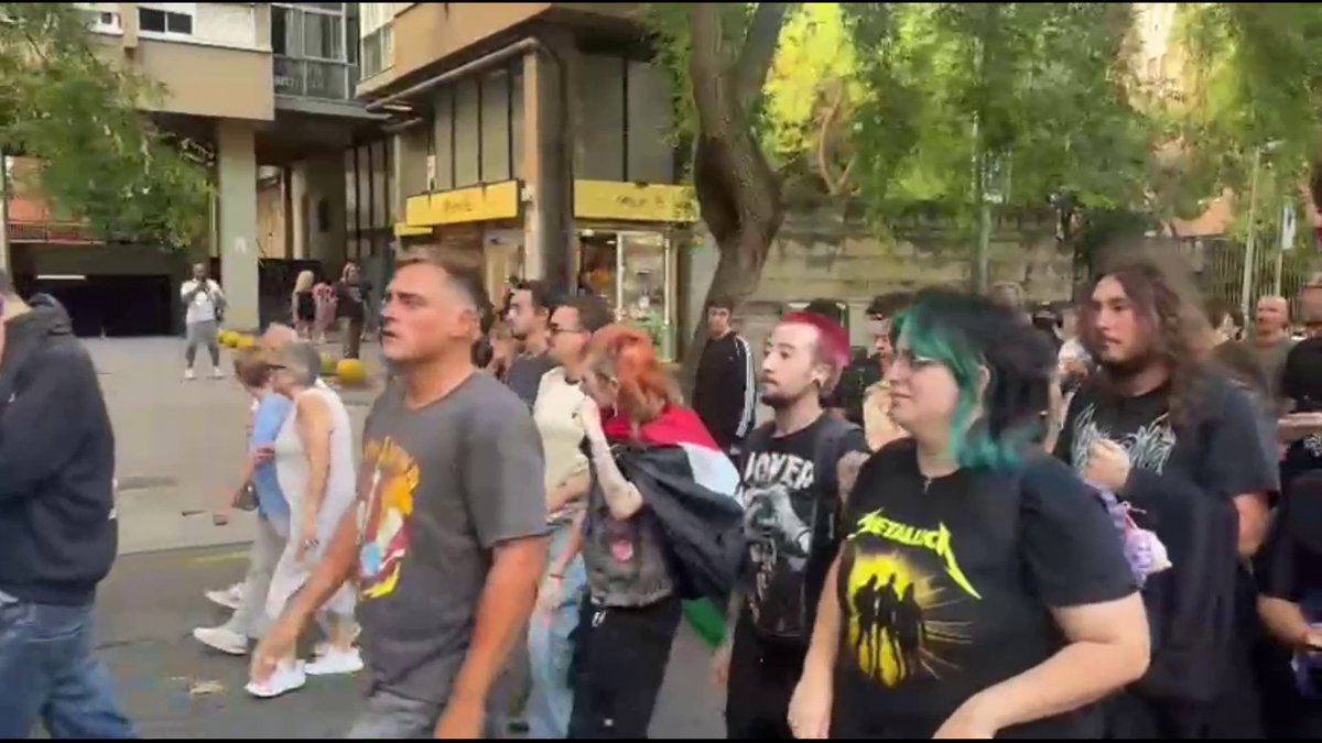 📢 Grups antifeixistes protesten contra l'acte de Vox a Barcelona on participa Santiago Abascal | RTVE Catalunya