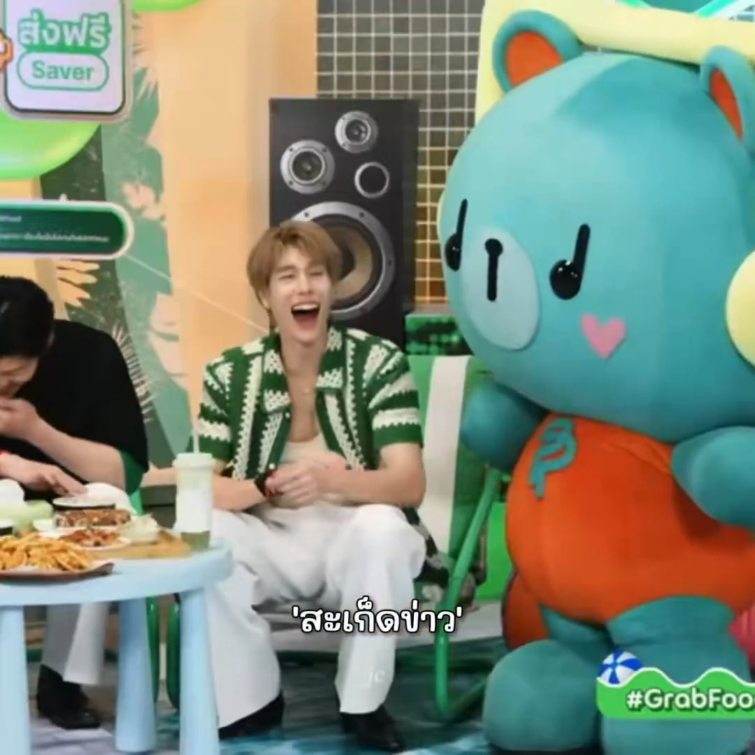 Permpoon, boy, umur 3 tahun, hobinya nonton acara TV shows 🤣🤣🤣📺✨ // WKWK 😱😭 KETAUAN UMUR ASLI NYA DONG P’PERM… 😭😭🤣🤭 GRABFOOD X PONDPHUWIN PP #GrabFoodถูกกว่าชัวร์xPPW #PondPhuwin #ppnaravit #phuwintang #PERMPOON #ปอนด์ภูวินทร์