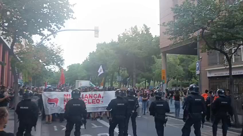 Centenars d'antifeixistes protesten contra el míting de Vox al barri de Sants, Barcelona ✍️ Roger Palós
