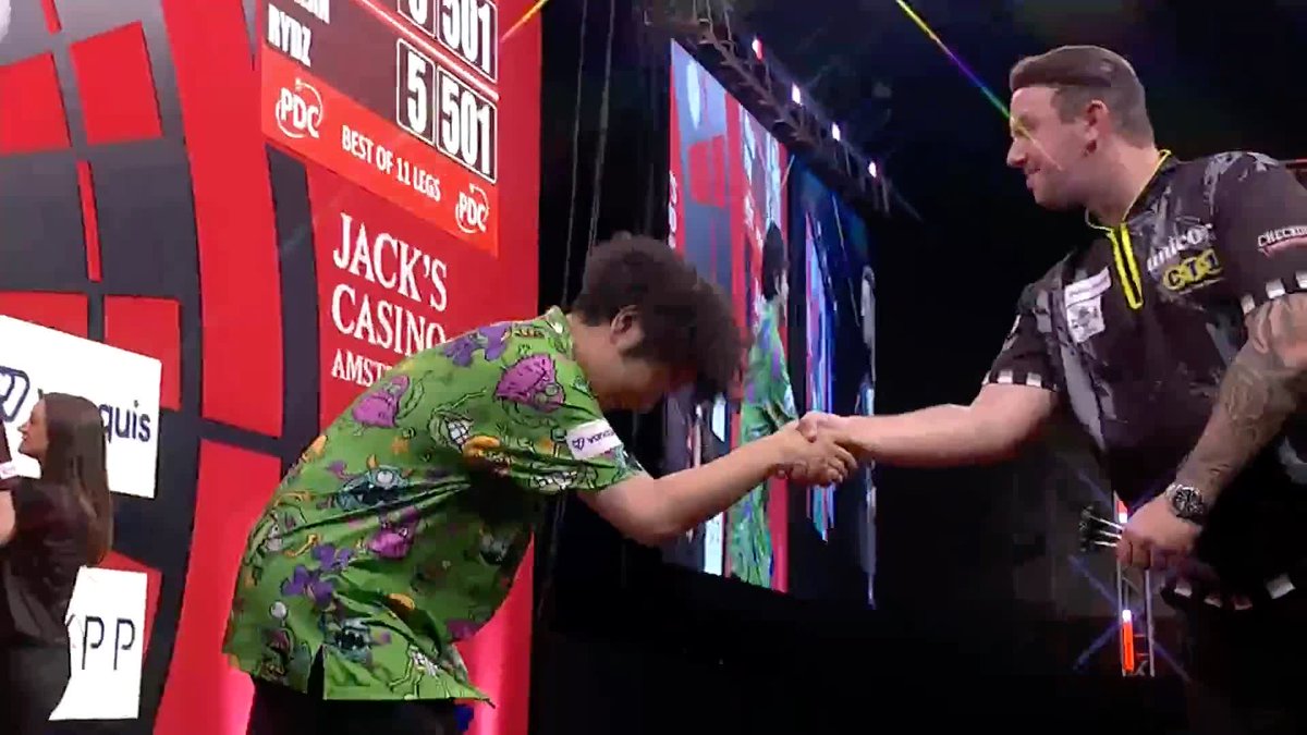SAKAI BEATS RYDZ! 🇯🇵 In another last-leg decider between debutants, Motomu Sakai gets the better of Callan Rydz to reach round two! 📺 #WSODFinals | R1