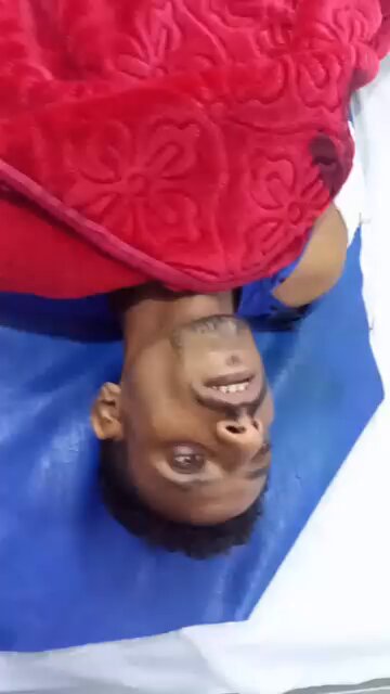 هذا أحد أبطال العمالقة الجنوبية من محافظة الضالع مديرية الأزارق، أصيب في جبهة كهبوب خلال مواجهة مليشيا الخوثي. خرج من غرفة العمليات والمخدر لا يزال في جسده وأول ما نطق به لسانه: «اثبتوا... اصمدوا» هكذا هم أبطال الجنوب.. عزيمة لا تنكسر وإرادة لا تهتز✌️