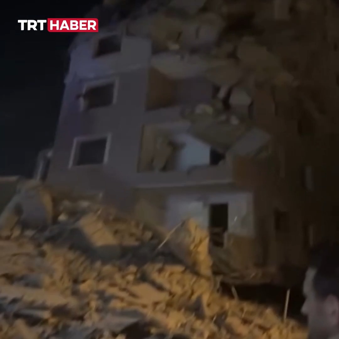 İstanbul Küçükçekmece'de yıkım çalışması yapılan binanın bir bölümü çöktü. Yoldan geçen 2 kişi yaralandı. Enkazda tedbiren arama yapılıyor.