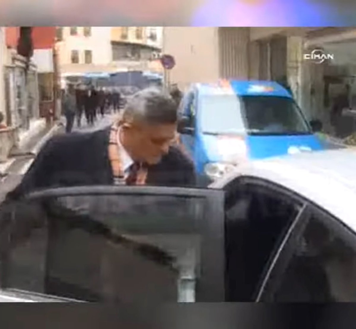 Koskoca Mit Ortadoğu sorumlusu, çalmamış çırpmamış Toyota’ya biniyor. Devlet gibi adamı, aslan gibi kahramanı “hain” diyerek kodeslere atıp farelere boğdurdunuz ya, tarih onu değil sizi hain olarak anacak!