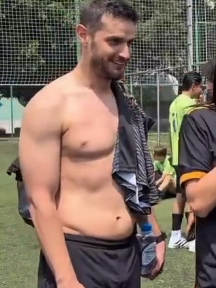 Adrián Marcelo burlándose de una trans, aunque él es un macho alfa, digno de respetar, se atrevería a meterse con una puta de esas, con que sea para que se la chupe, y para sacarle el ano, ya que solo sirven para complacer las putas esas 😈🔥 #porno #morboso #gay #hot #fetiche #adrianmarcelo