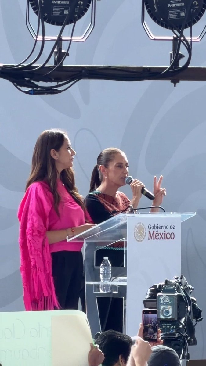 ¡FUERA, FUERA, FUERA! Abuchean a la gobernadora panista de Guanajuato, Libia Dennise, durante el informe de Claudia Sheinbaum Pardo este viernes en Celaya. Ante la intensidad de los gritos, la presidenta Sheinbaum intervino: se levantó de su asiento y, tras algunas fallas de audio, pidió escuchar…