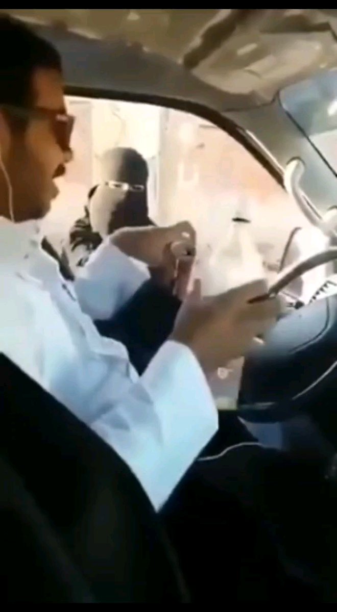 حرمة طلبت من سعودي مساعدة مالية، لكنه بدل ما يعطيها فلوس عطاها شيء ما كانت تتوقعه! تقول إنها طلبت منه مساعدة، لكن ردة فعله كانت مختلفة تماما، بعدما مد لها زجاجة ويسكي بدل المساعدة الموقف فتح باب واسع للتعليقات، بين من شافها حركة مضحكة ومن اعتبرها تصرفًا غير مناسب لموقف طلب المساعدة وبرأيي، المساعدة لها طرق كثيرة، لكن اختيار الطريقة المناسبة للموقف هو اللي يصنع الفرق.