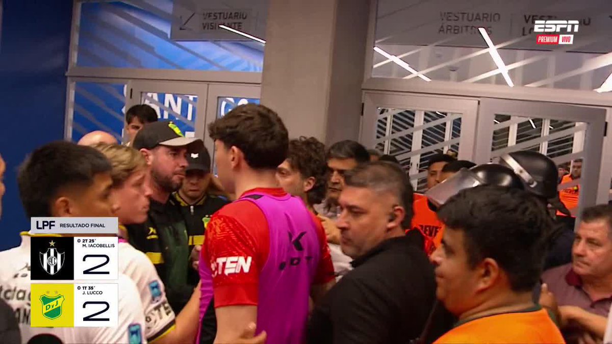 ยกTENSO CLIMA EN SANTIAGO DEL ESTERO! Los jugadores de Defensa y Justicia con mucha bronca tras el polรฉmico final vs. Central Cรณrdoba. ๐บ ESPN Premium | Suscribite al Pack Fรบtbol en