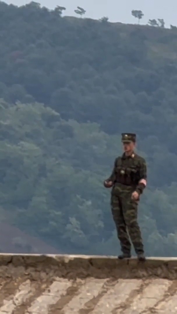 🇰🇵 This North Korean border guard aura is just...