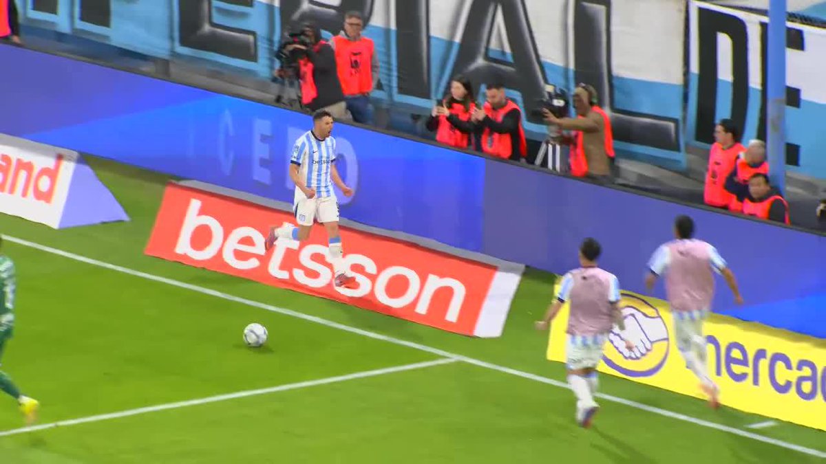 ¡LA VIVEZA DE LA ACADEMIA! Racing sacó rápido el lateral y Ortegoza envió un centro perfecto para Maravilla Martínez que, con un tremendo testazo, anotó el 2-1 de Racing vs. Sarmiento.