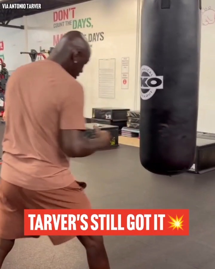 THE MAGIC MAN 🪄💥 Antonio Tarver smashing the heavy bag bare knuckle at age 57 👊