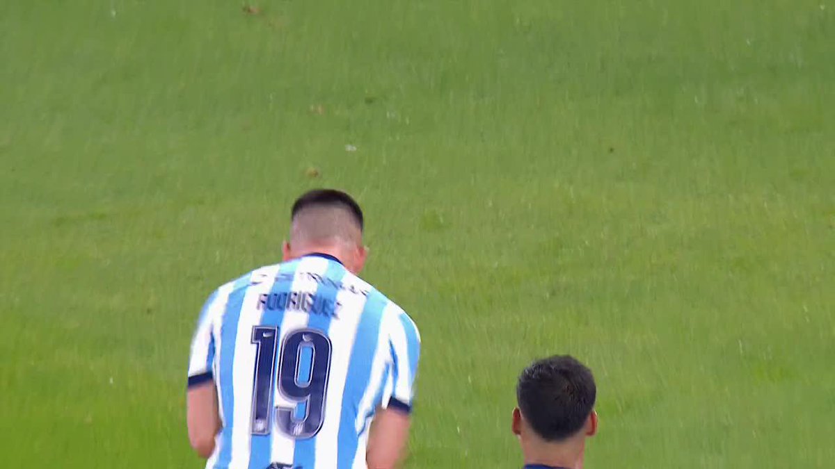 ¡UN GOLAZO PARA LIQUIDARLO! Nacho Rodríguez recató el rebote y metió un tremendo remate desde afuera del área contra un palo para anotar el 3-1 de Racing vs. Sarmiento.