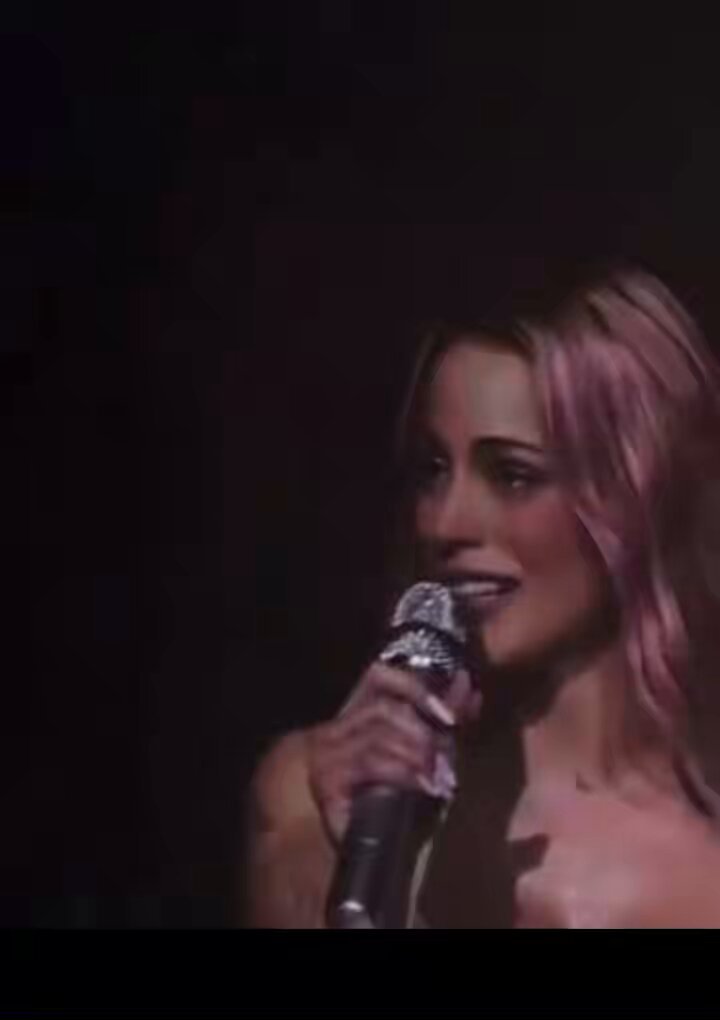 “Mucha personas sabrán que estoy atravesando un duelo… no es fácil, pero estoy aprendiendo, se que es un proceso” TINI en su show en Colombia #FUTTTURA