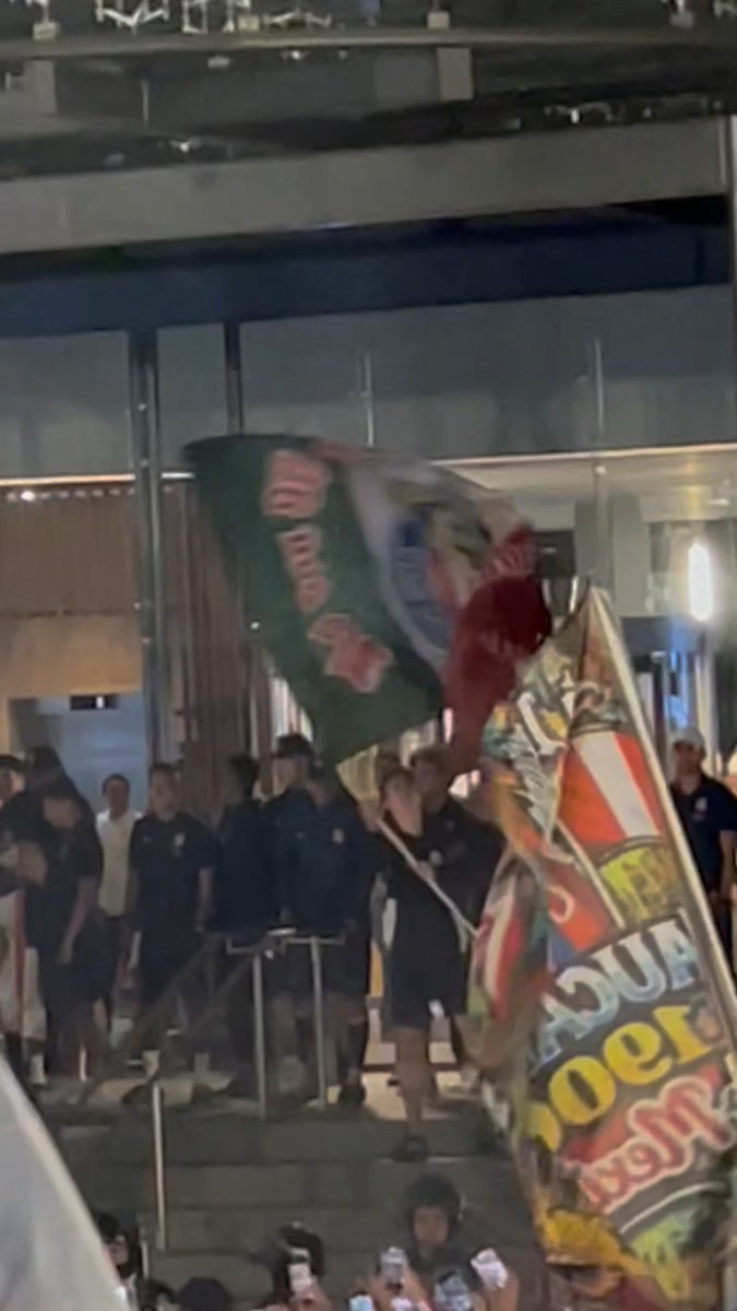 🥹🇲🇽 Brian Gutiérrez tomó la bandera de Chivas y la ondeó. ¡Noche mágica para los Chivahermanos!