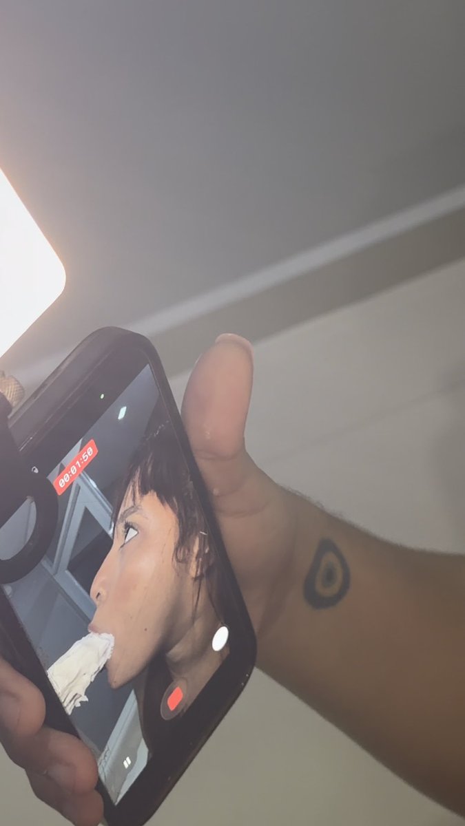 Mi PRIMA SUPLICABA en LLANTO que quería vengarse de su NOVIO porque le fue INFIEL con su MEJOR AMIGA así que decidió ponerle crema a mi PENE para mandárselo por Snapchat y él terminó llamando RECLAMÁNDOLE a quien se lo estaba CHUPANDO😭 VIDEO COMPLETO⬇️