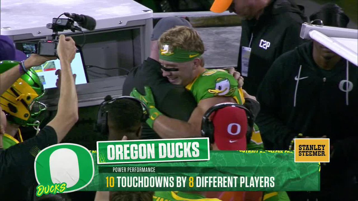 What a special moment 🥹 Brady Bidwell celebrates his first career touchdown with his dad, former Oregon Football punter and NFL veteran Josh Bidwell 🦆 Watch on BTN