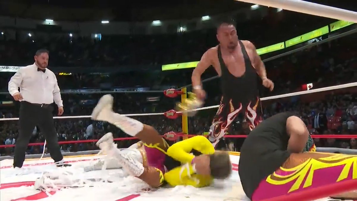 ¡AVERNO LE ROBA LA MÁSCARA AL SKY TEAM! 😤 En su enojo tras ser rasurado, el luchador ataca a Místico, Neón y Máscara Dorada para luego despojarlos de su máscara 😱 #CMLLxFSMX