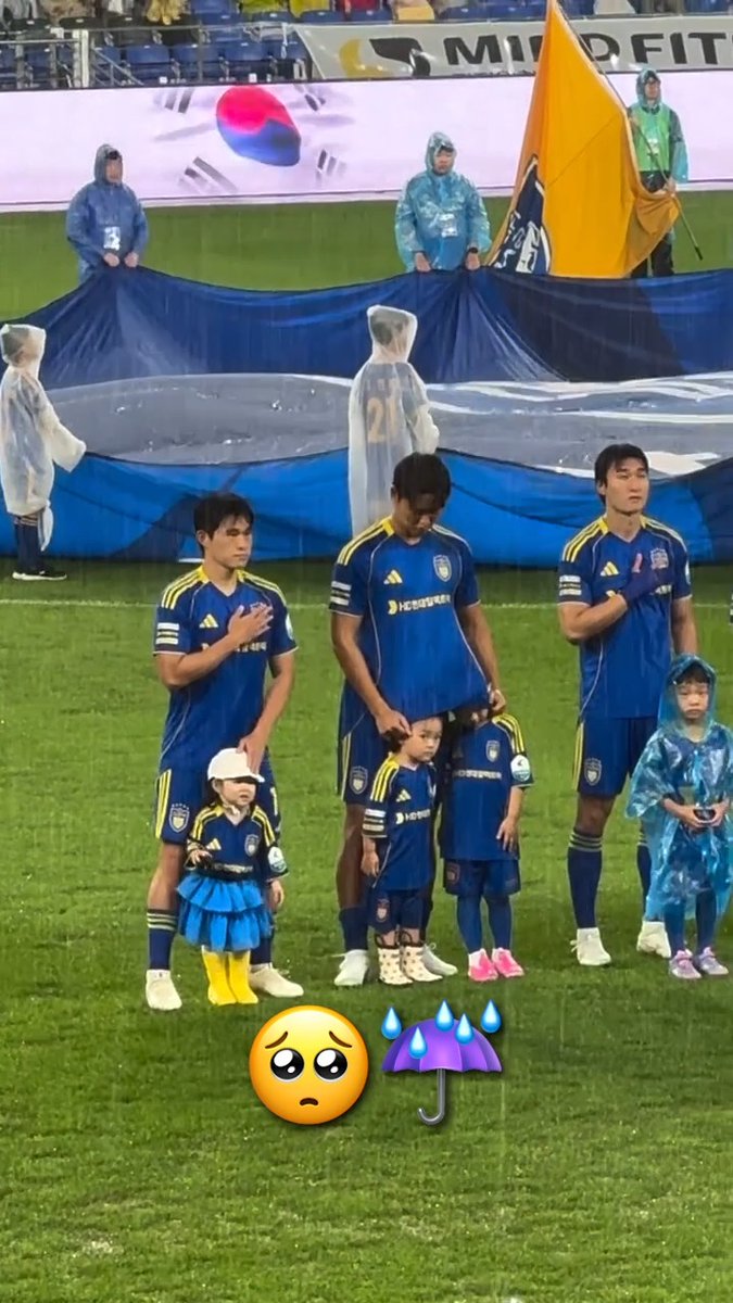 Cubrió a sus pequeños con su playera.🥹☔️ (Vía @uhdfc_22/ig)