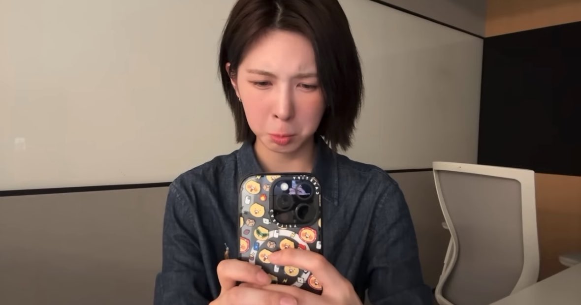[배진솔 좋아해 사건]을 아시나요? 엔믹스 배이가 화장품 정보를 팬들에게 공유하던 중 페리페라의 볼터치 제품 컬러인 ‘도토리 좋아해’를 언급하자 팬들이 채팅창에 ‘도토리 좋아해’를 도배했다. 이에 배이는 “내 이름이 도토리였으면 좋겠다”고 말했고 이후 다음 립 제품을 설명하면서 일부러 “이 컬러는 [배진솔 좋아해] 입니다”라고 말했다. 그러자 팬들은 채팅창에 [배진솔 좋아해]를 도배했고 이를 본 배이는 감동한 듯 올라오는 채팅창을 촬영하며 눈물을 흘렸다. 이 여자를 좋아하지 않을 방법은 없다.