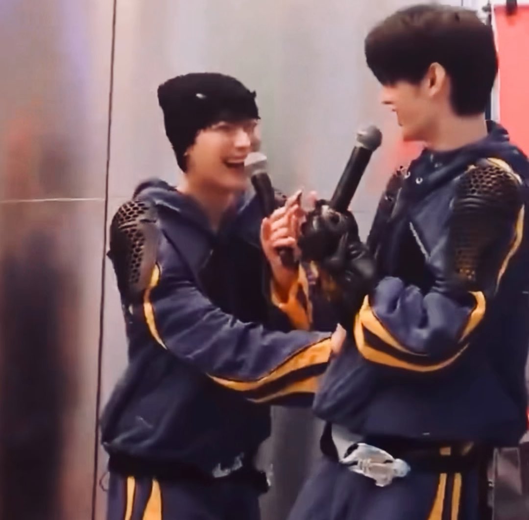 sunoo doing this to sunghoon is deadass better than them making out on cam good lord