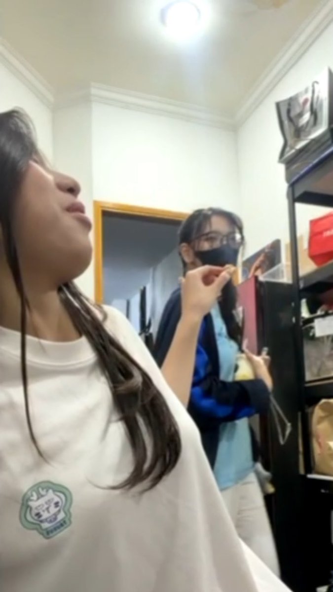 *lily dipaksa manggil michelle part2* michie : gaboleh manggil ceceh lily : oke michelle can you help me michie : there you go abigail Hillary Abigail michelle alexandra