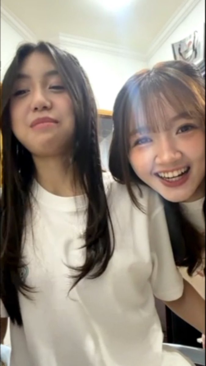 lia : guys emng michie suka live ya? kamu gapernah lewat di aku michie : michi udah ga FYP ya😭 michelle alexandra