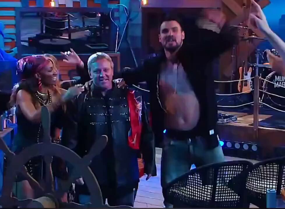 Que momento top da Festa , quando tocou a música da malhação , todos em volta do Serginho cantando juntos e ele super feliz! #afazenda