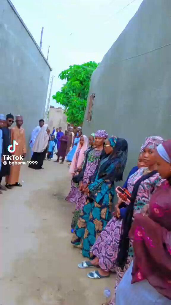 بالرفاء والبنين 😂.. جميل مثل هذه الأسواق البضائع ما تبور.