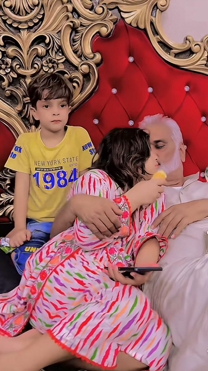 ٹک ٹاک اور سوشل میڈیا پر ویوز کی دوڑ نے ہمارے معاشرے کو کس حد تک متاثر کر دیا ہے، یہ ویڈیو دیکھ کر اندازہ ہوتا ہے۔ ایک باپ اپنی بیٹی کے ساتھ بستر پر لیٹا ہوا ہے، اس کی پیٹھ پر ہاتھ رکھے ہوئے اور ہونٹوں پر بوسہ دے رہا ہے۔ افسوس! ویوز اور چند لائکس کے لیے اب باپ بیٹی جیسے مقدس رشتے کی حرمت کا بھی خیال نہیں رکھا جا رہا۔ ہر رشتے کی اپنی عزت اور حدود ہوتی ہیں، ہمیں سوشل میڈیا کی خاطر ان حدود کو پامال نہیں کرنا چاہیے۔