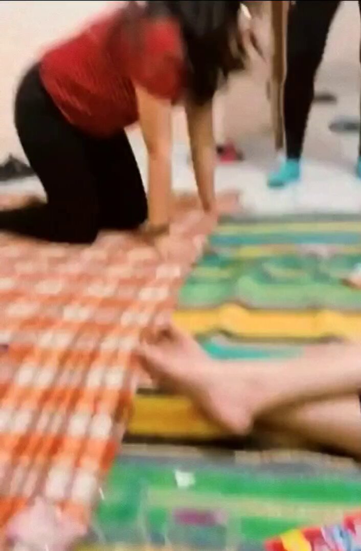 मैडम का नाम खुशी अरोरा है,लगता अजली अरोरा की मौसी की बेटी है,काली ड्रेस वाली क्या कर..