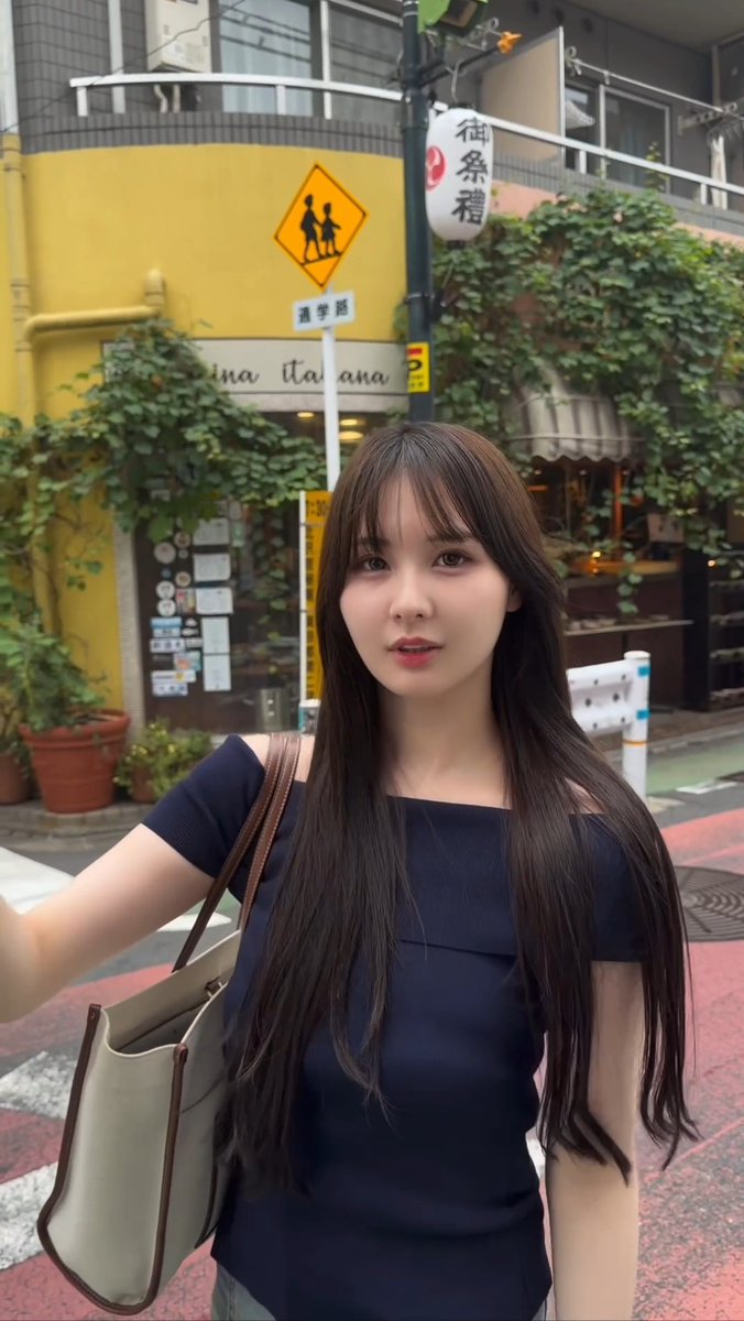 Aku berjalan jalan karena cuacanya bagus sc : ninnikuoome02