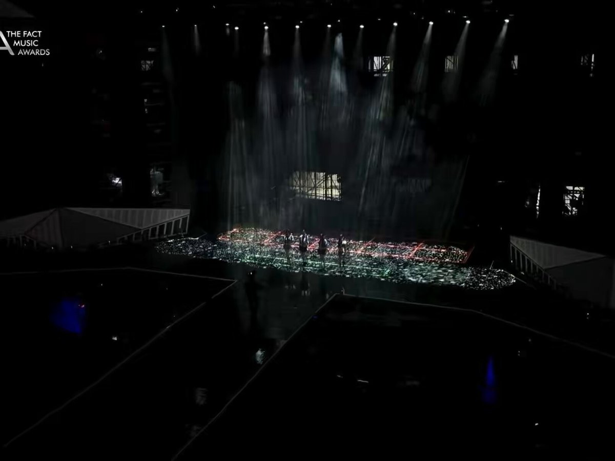 The energy is unreal! Can't believe this is ILLIT. They put everything into this performance: the 'IT'S ME' intro, Wonhee's loud 'WHY?!', Yunah's 'LET'S MAKE SOME NOISE!' Feels like the ultimate stage before the comeback!