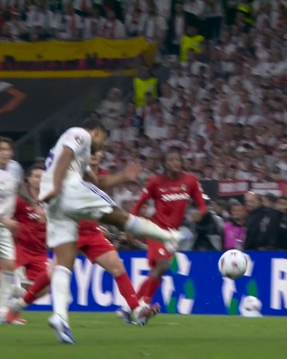 To avoid any confusion regarding this volley, half volley debate. This is a volley. What Szoboszlai did isnโt the same thing at all.