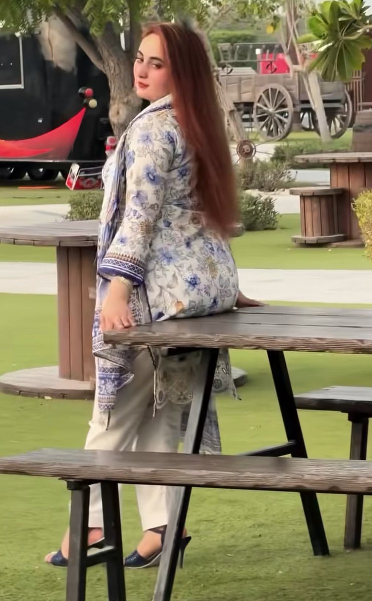 آج بہت دن بعد پارک کا چکر لگایا تو سوچا اپنے نوکر رامو کاکا سے ویڈیو بھی بنوا لوں۔ رامو کاکا کہنے لگا، “میم صاحب، مجھ سے اچھی ویڈیو نہیں بنتی، آپ کوئی پروفیشنل بندہ رکھ لیں۔” میں نے کہا، “تم سے زیادہ پروفیشنل بھی ہو، بوکر بھی ہو، نوکر بھی ہو اور تم پر میرے شوہر کو بھروسہ بھی ہے۔” یہ سن کر رامو کاکا کہنے لگا، “میم صاحب، میں سمجھا نہیں۔” میں نے کہا، “سمجھو گے بھی نہیں، بس اپنا کام کرتے رہو۔” 😄