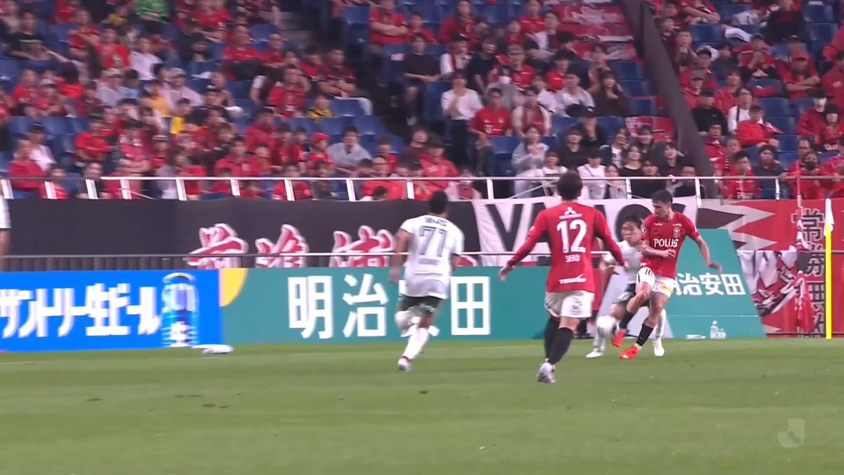 アウトサイドで浮かせる華麗なファーストタッチで #マテウスサヴィオ が相手をかわす👏👏👏 #UrawaRedDiamonds #urawareds #浦和レッズ #matchplayback #WeareREDS #Jリーグ