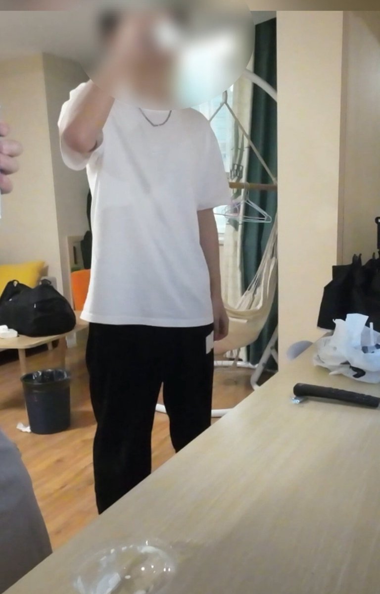 男大磕药后三小时,牛子超级耐取 被捆绑在沙发前,平躺在矮桌上,尝试各种姿势 长长的纱布条,缓缓划过龟头,一起看牛牛能坚持多久 ps:本想第一次吃就半颗,最后吃了一整颗 #农牛 #长沙男大 #纱布责 #取精