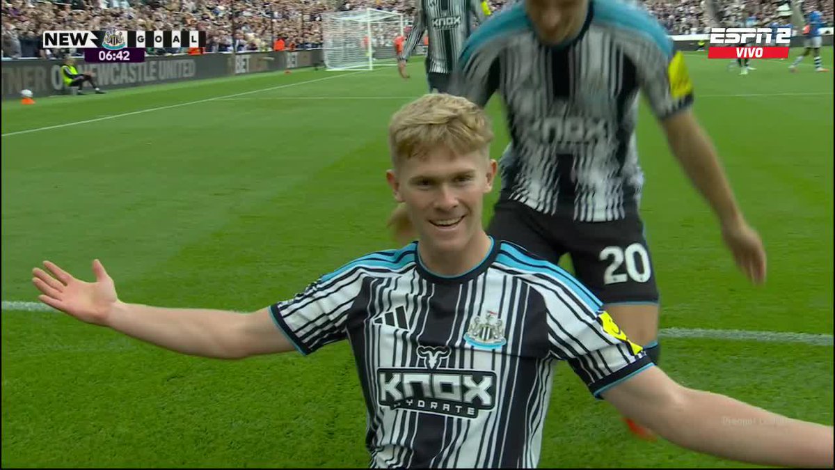 ¡LA EMPEZÓ Y LA TERMINÓ! Lewis Hall, que intervino antes de la gran jugada de Barnes, la cruzó con fuerza y anotó el segundo de Newcastle sobre Hull City. 📺 Mirá la Premier League por ESPN en el Plan Premium de #DisneyPlus
