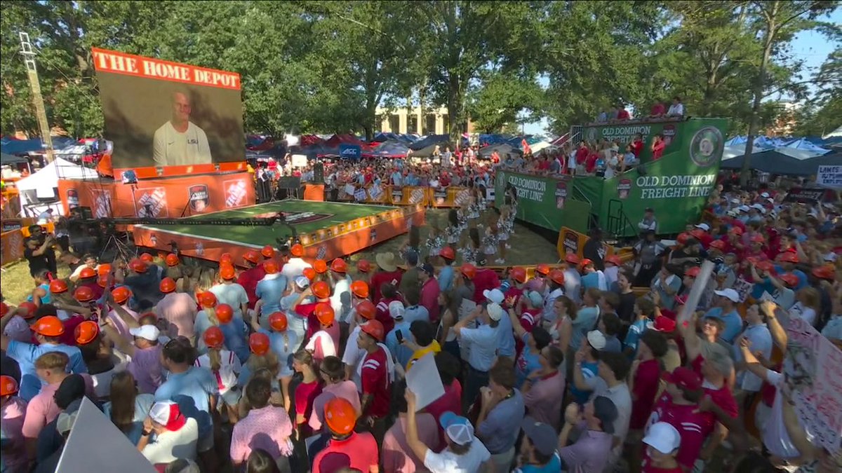 The Ole Miss crowd's reaction to Lane Kiffin's appearance on College GameDay: