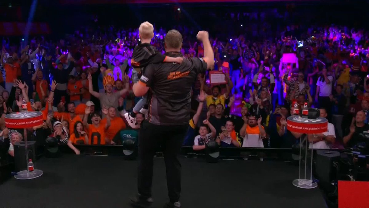Lovely scenes here as Dirk van Duijvenbode's son joins him on stage for the celebrations!