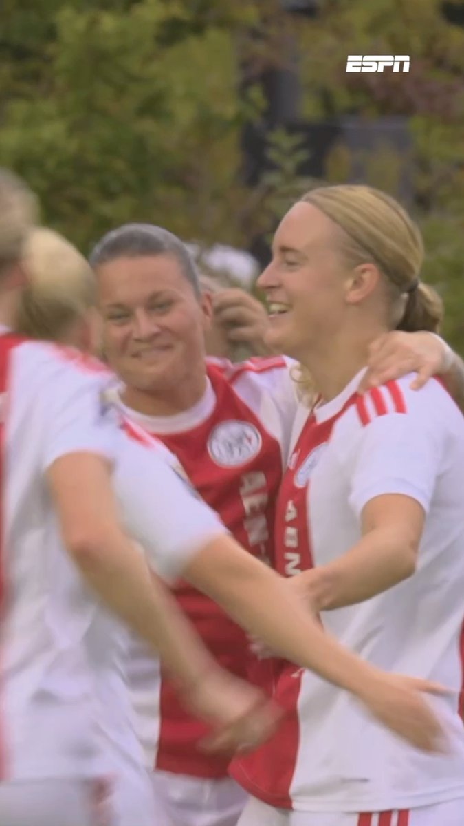 Amber Visscher met een Olimpico! ↩️⚽️ #ajaaz
