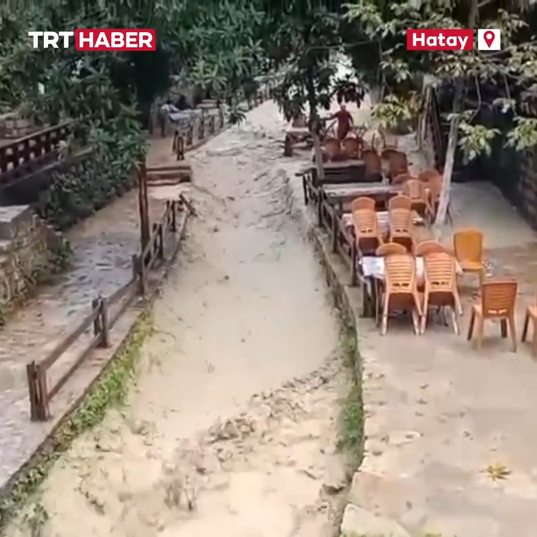 Hatay Samandağ’da kuvvetli yağış sonrası taşan dere, bir çay bahçesini sular altında bıraktı.