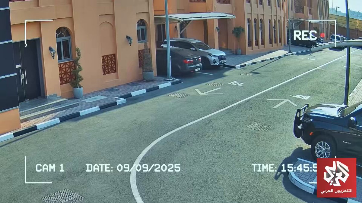 مشاهد وتفاصيل جديدة من محاولة إسرائيل الفاشلة لاغتيال قادة الوفد المفاوض لحماس في قطر 🇶🇦 ووفقا للمعلومات التي أكدتها السلطات القطرية، أطلقت مقاتلات إسرائيلية صواريخ باليستية بعيدة المدى من أجواء فوق البحر الأحمر، ما صعّب مهمة الدفاعات القطرية في رصدها واعتراضها.